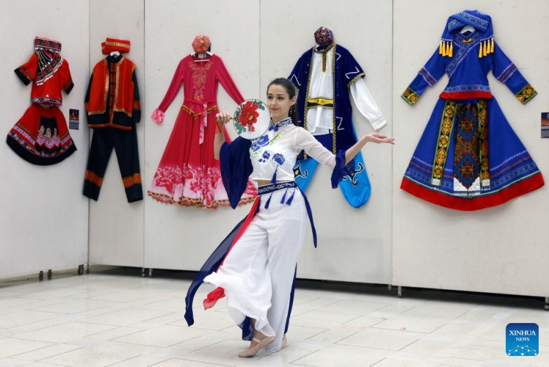 Trajes étnicos chineses estão em exposição na Romênia