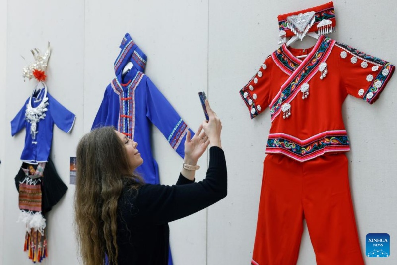 Trajes étnicos chineses estão em exposição na Romênia