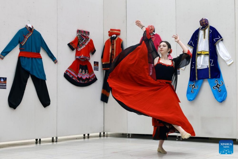 Trajes étnicos chineses estão em exposição na Romênia