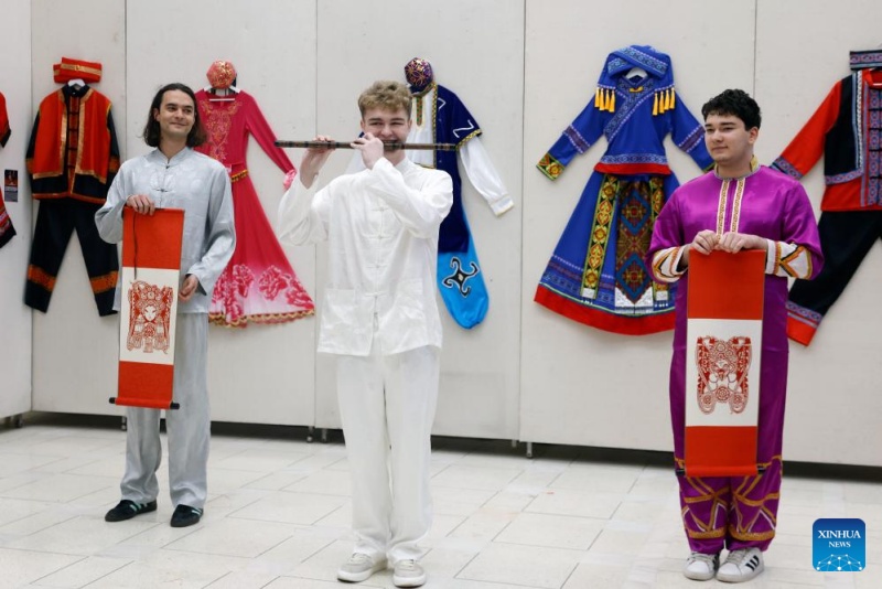 Trajes étnicos chineses estão em exposição na Romênia