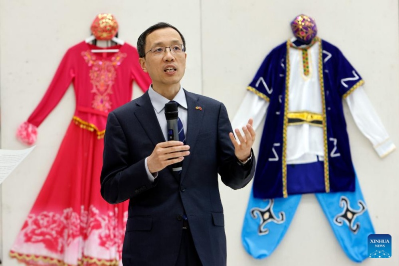 Trajes étnicos chineses estão em exposição na Romênia