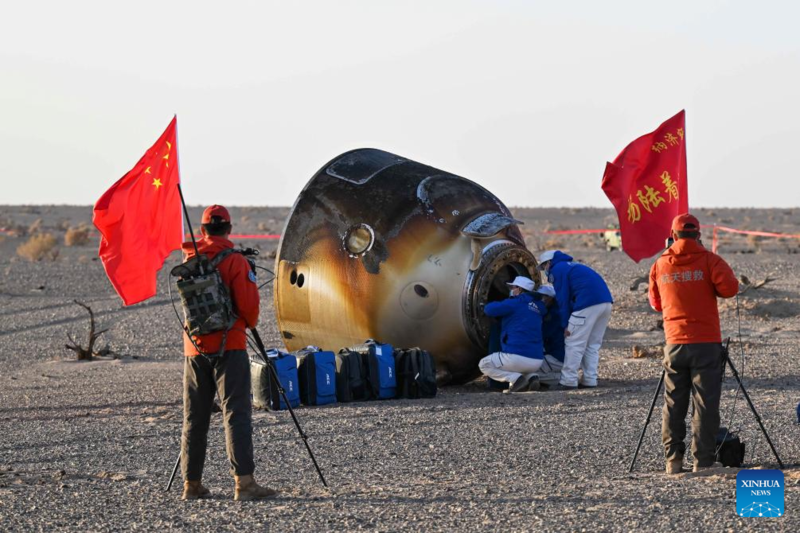 Todos os astronautas da Shenzhou-20 saem da cápsula de retorno