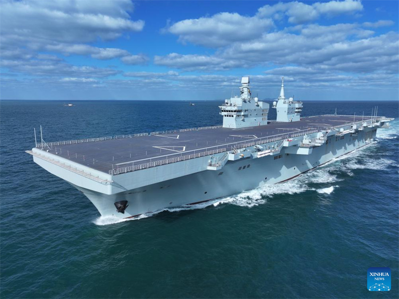 Primeiro navio de assalto anfíbio Tipo 076 da China conclui teste inaugural