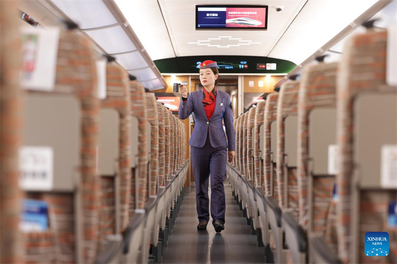 Ferrovia de alta velocidade ligando a antiga base revolucionária da China a Xi'an inicia operação experimental