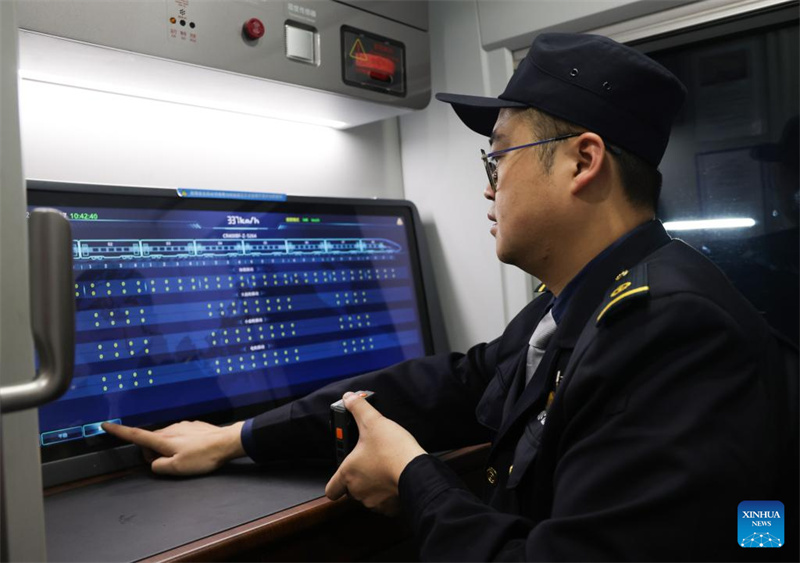 Ferrovia de alta velocidade ligando a antiga base revolucionária da China a Xi'an inicia operação experimental