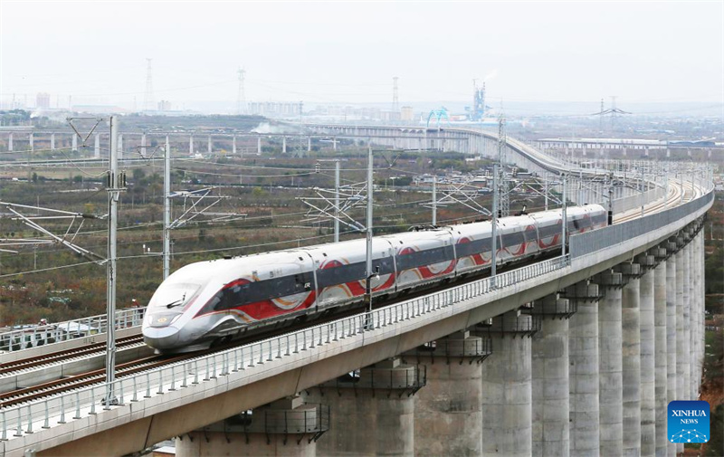 Ferrovia de alta velocidade ligando a antiga base revolucionária da China a Xi'an inicia operação experimental