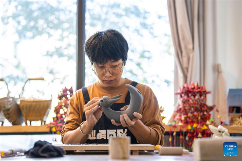 Jovem herdeira revive antiga arte de gatos guardiões no sudoeste da China