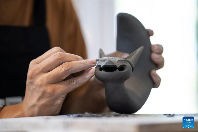 Jovem herdeira revive antiga arte de gatos guardiões no sudoeste da China