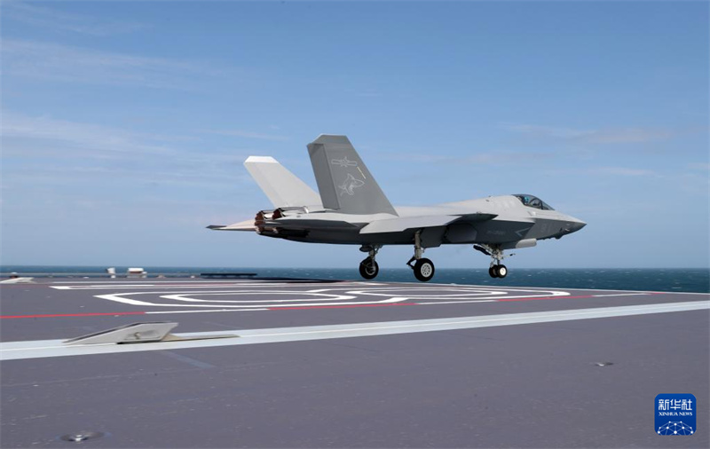 Formação do porta-aviões Fujian realiza primeiro treinamento real em alto-mar