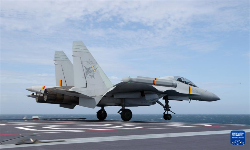 Formação do porta-aviões Fujian realiza primeiro treinamento real em alto-mar