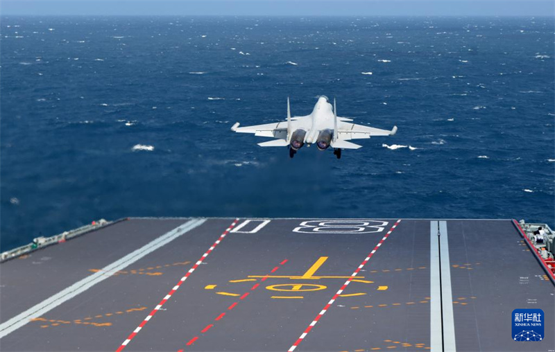 Formação do porta-aviões Fujian realiza primeiro treinamento real em alto-mar