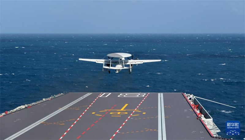 Formação do porta-aviões Fujian realiza primeiro treinamento real em alto-mar