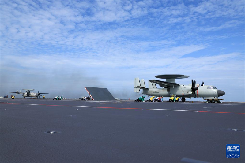 Formação do porta-aviões Fujian realiza primeiro treinamento real em alto-mar