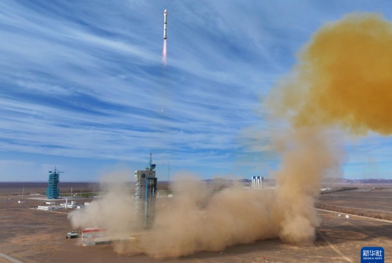 China lança três novos satélites ao espaço