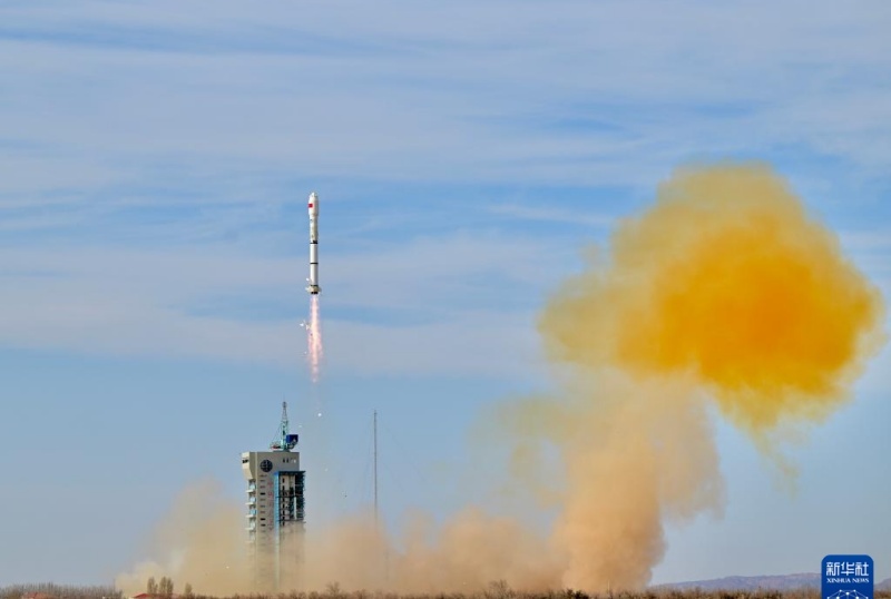 China lança três novos satélites ao espaço