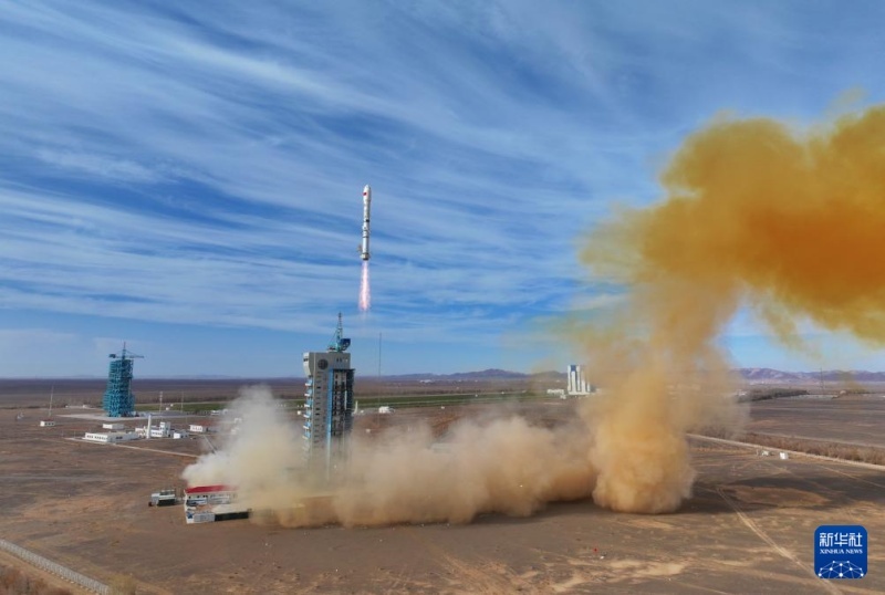 China lança três novos satélites ao espaço