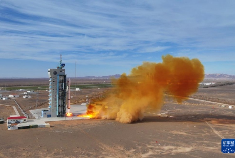 China lança três novos satélites ao espaço