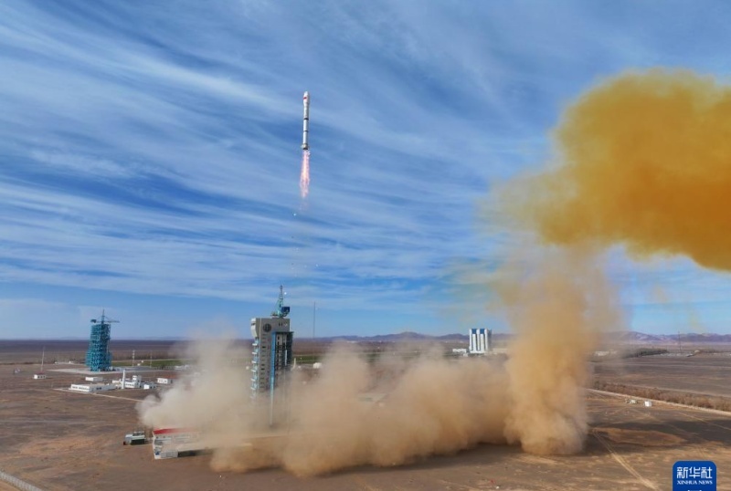 China lança três novos satélites ao espaço