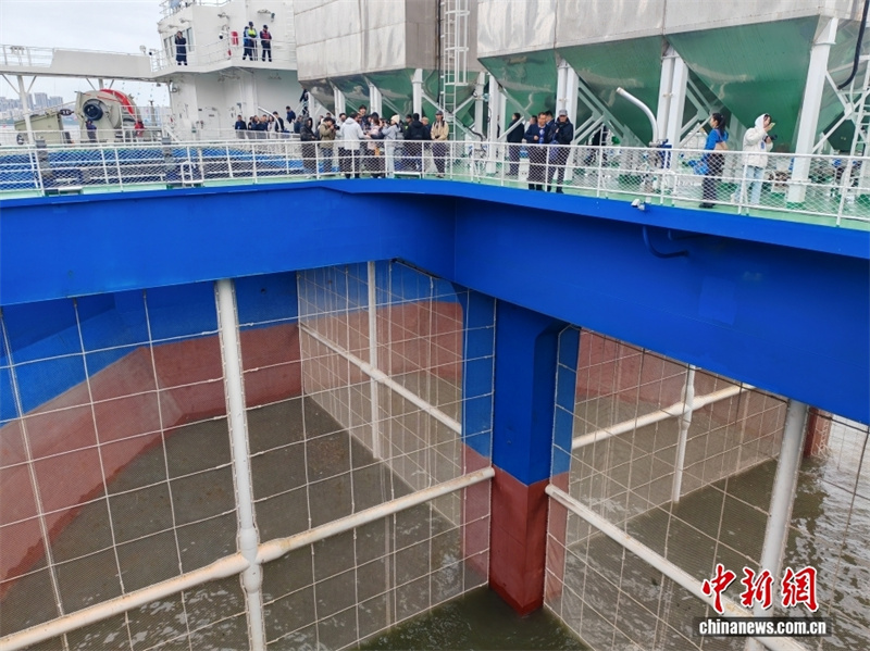 Primeiro navio de criação inteligente de peixes em mar profundo do mundo entra em operação em Guangdong