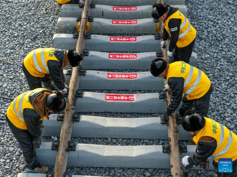 Instalação de trilhos da ferrovia de alta velocidade Harbin-Yichun foi concluída