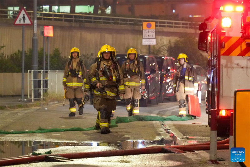 Polícia de Hong Kong prende 3 suspeitos de incêndio em área residencial