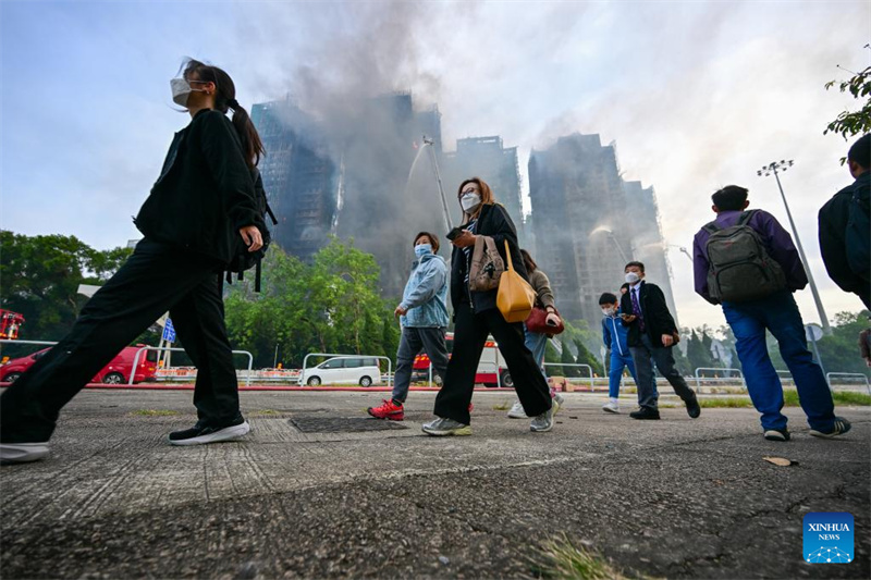 Polícia de Hong Kong prende 3 suspeitos de incêndio em área residencial