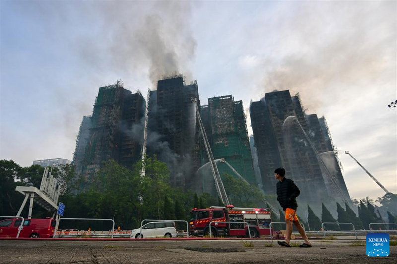 Polícia de Hong Kong prende 3 suspeitos de incêndio em área residencial