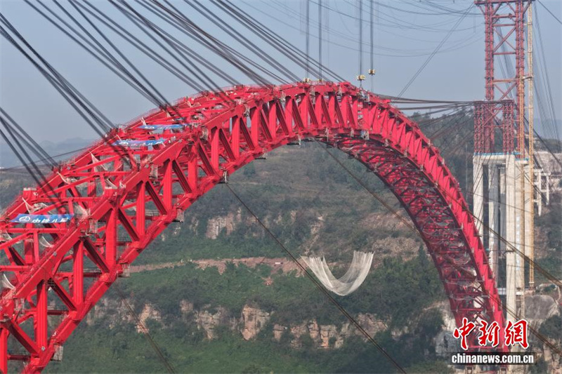 Chongqing: terminada construção do arco da ponte de aço com maior vão do mundo