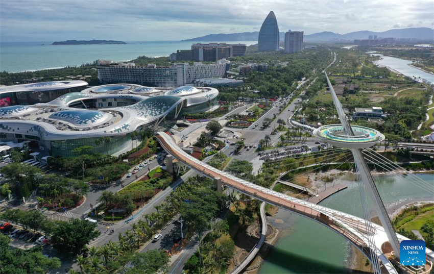 Clientes fazem compras em um shopping duty-free em Sanya, província de Hainan, no sul da China