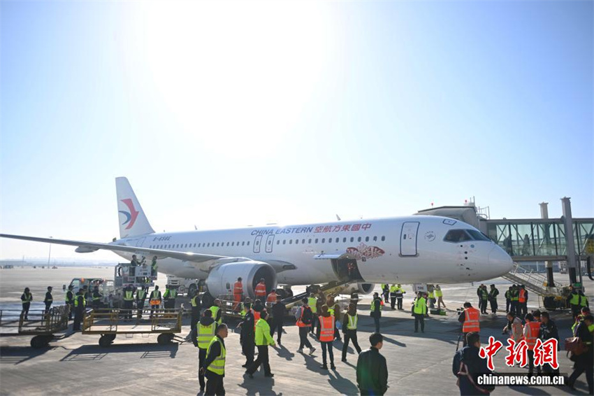 Aeronave C919 realiza primeiro voo da China Eastern para aeroporto de planalto em Lanzhou