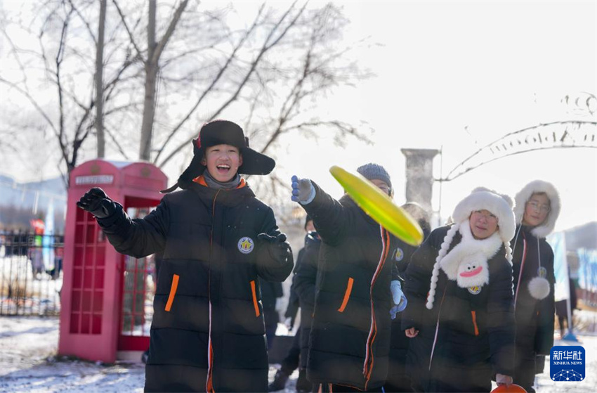 “Férias na Neve” permite que jovens desfrutem de esportes de inverno sem tarefas escolares em Jilin, nordeste da China