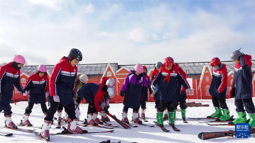 “Férias na Neve” permite que jovens desfrutem de esportes de inverno sem tarefas escolares em Jilin, nordeste da China