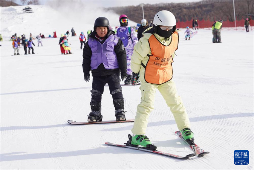 “Férias na Neve” permite que jovens desfrutem de esportes de inverno sem tarefas escolares em Jilin, nordeste da China