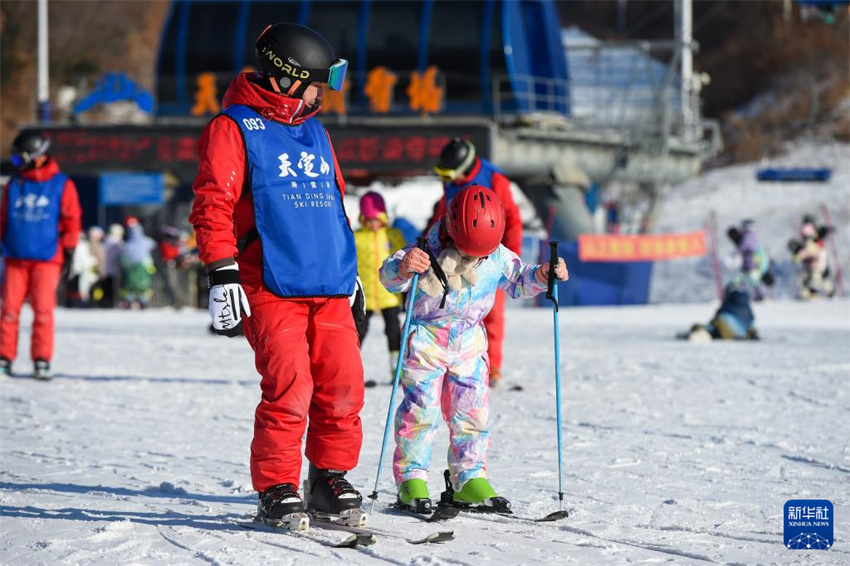 “Férias na Neve” permite que jovens desfrutem de esportes de inverno sem tarefas escolares em Jilin, nordeste da China