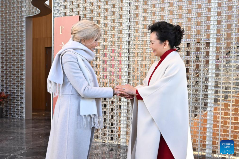 Peng Liyuan e Brigitte Macron visitam Teatro de Arte Popular de Beijing