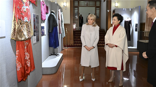 Peng Liyuan e Brigitte Macron visitam Teatro de Arte Popular de Beijing
