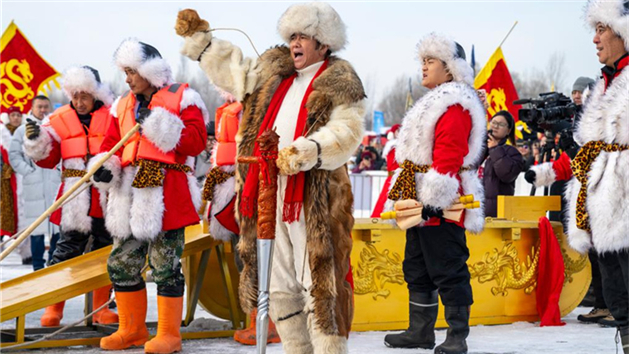 China: colheita de gelo dá início à temporada de turismo de inverno na "Cidade do gelo"