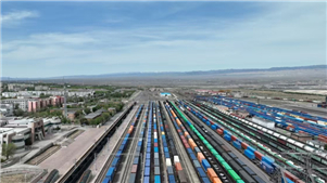 Porto de Horgos, em Xinjiang, movimenta mais de 9 mil trens de carga China-Europa em 2025A Alfândega de Horgos anunciou nesta sexta-feira que o porto manteve um crescimento robusto nas operações de trens de carga, com uma média de mais de 27 trens por dia desde o início de 2025.