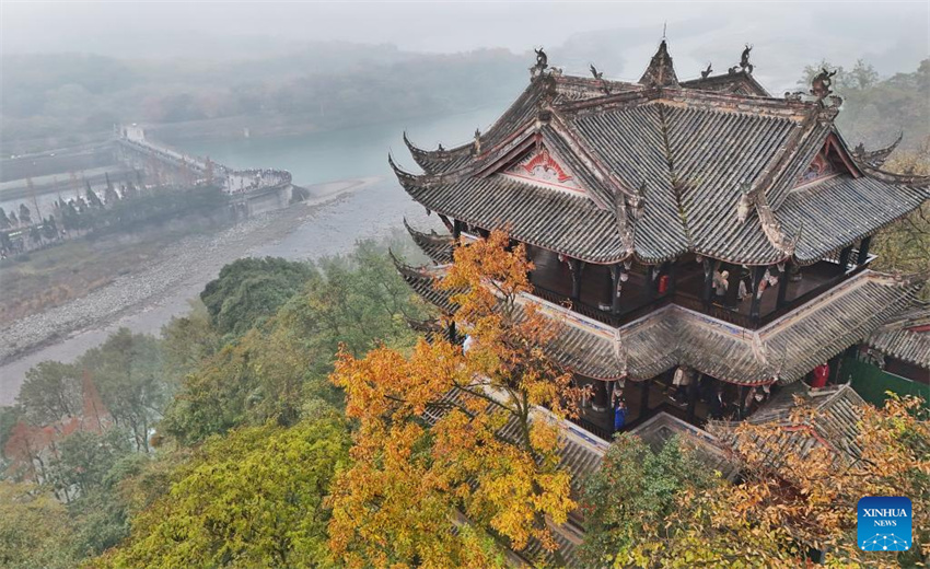 Visão detalhada do sistema de irrigação de Dujiangyan em Chengdu, China