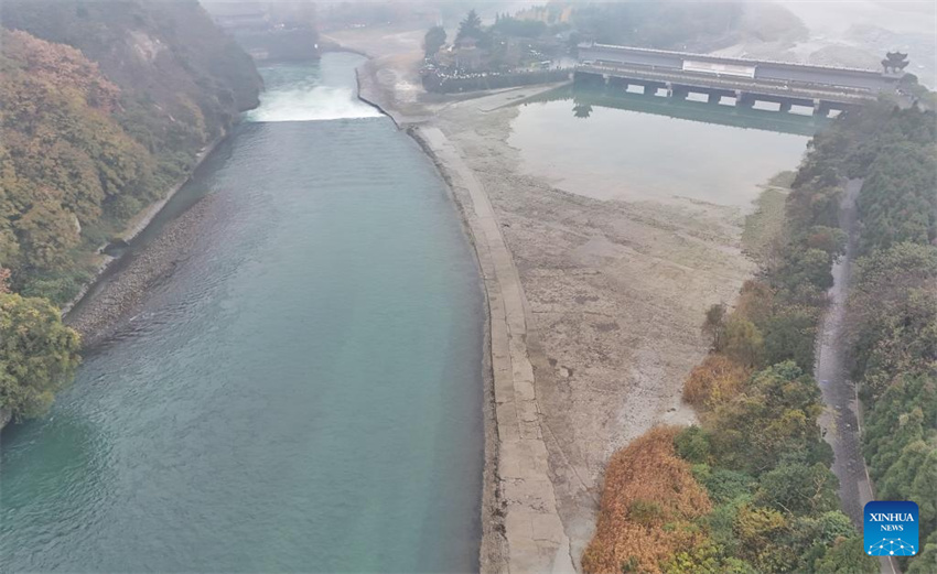 Visão detalhada do sistema de irrigação de Dujiangyan em Chengdu, China