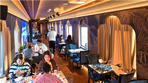 Trem turístico "Yichun" inicia operação experimental O trem conta com cinco vagões temáticos, oferecendo apresentações de bandas, demonstrações de artesanato tradicional e outras atividades culturais.