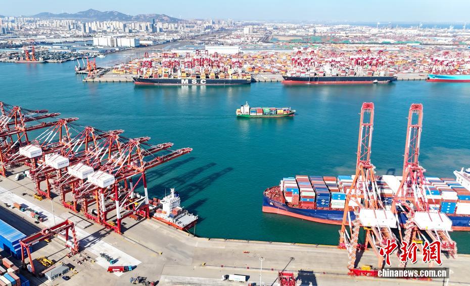 Movimentação de carga do Porto de Qingdao ultrapassa 700 milhões de toneladas em 2025