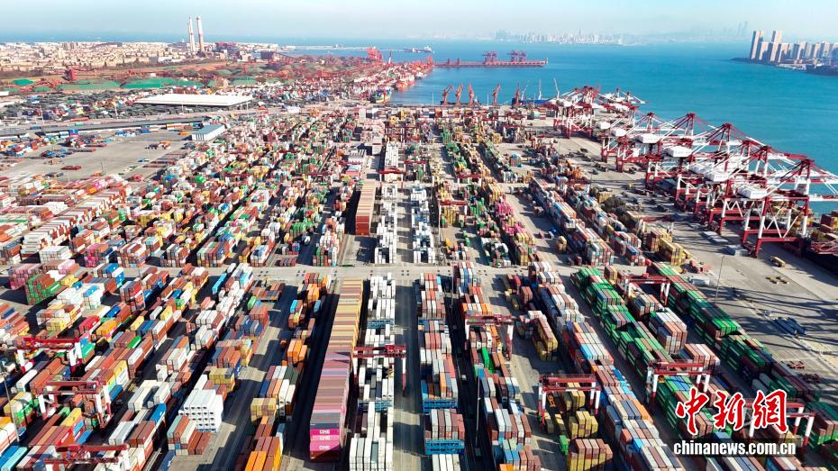 Movimentação de carga do Porto de Qingdao ultrapassa 700 milhões de toneladas em 2025
