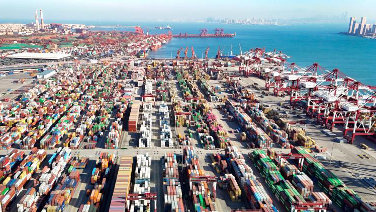 Movimentação de carga do Porto de Qingdao ultrapassa 700 milhões de toneladas em 2025