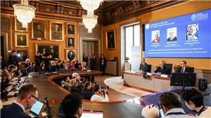 Prêmios Nobel de 2025 são entregues em cerimônia em EstocolmoOs Prêmios Nobel de Física, Química, Fisiologia ou Medicina, Literatura e o Prêmio Sveriges Riksbank de Ciências Econômicas em Memória de Alfred Nobel de 2025 foram entregues nesta quarta-feira em uma cerimônia realizada na capital sueca, Estocolmo.