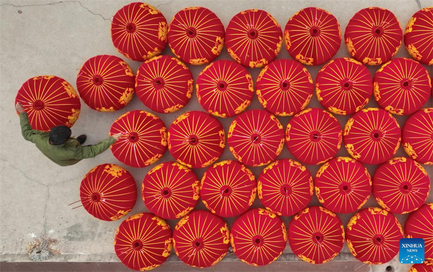 Fábrica de Lanternas do Palácio de Gaocheng em plena atividade, preparando-se para encomendas no norte da China