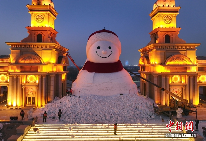 Galeria: boneco de neve gigante em Harbin “revela o rosto”