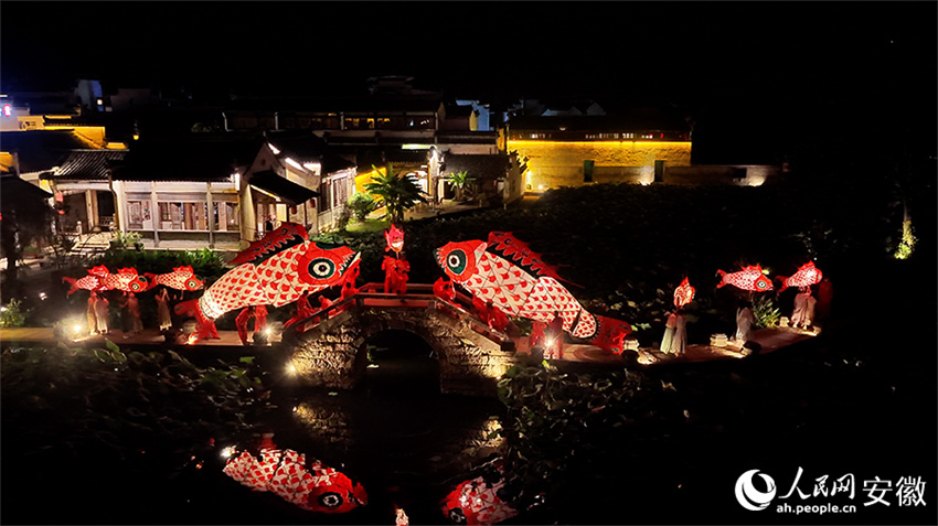 Luzes festivas iluminam a noite de Chengkan e impulsionam o turismo cultural em Anhui