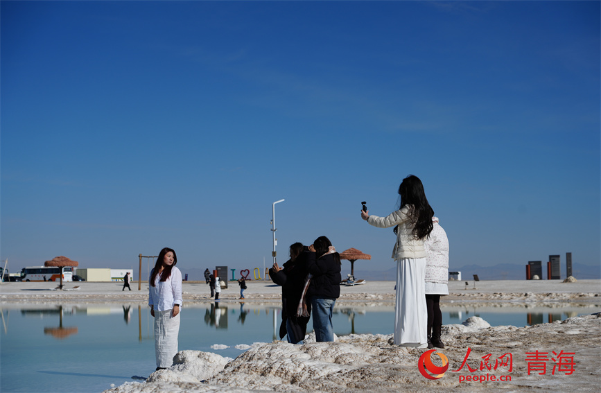 Turismo de inverno registra recorde no lago salgado de Qarhan, noroeste da China