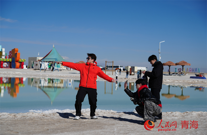 Turismo de inverno registra recorde no lago salgado de Qarhan, noroeste da China